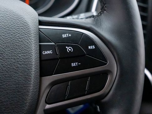Used 2019 Jeep Cherokee Latitude w/ Cold Weather Group AWD/4WD image 24