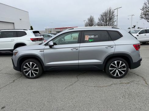 Used 2024 Volkswagen Taos SE FWD image 2