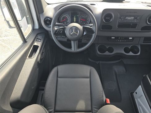 Used 2025 Mercedes-Benz Sprinter 2500 image 20