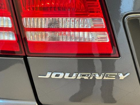 Used 2019 Dodge Journey SE image 24