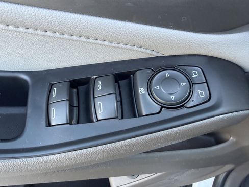 Used 2021 Chevrolet Traverse LT image 31