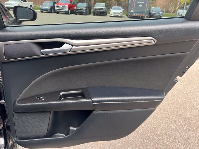 Used 2017 Ford Fusion SE FWD image 13