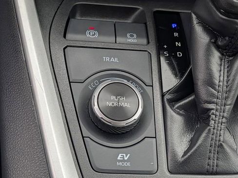 Used 2025 Toyota RAV4 XLE AWD/4WD image 16
