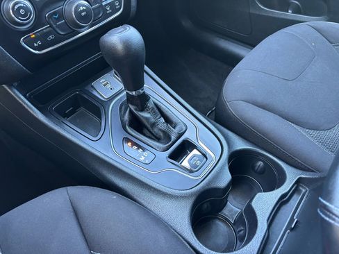 Used 2019 Jeep Cherokee Latitude w/ Popular Appearance Group image 8