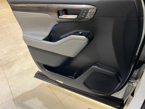 Certified 2020 Toyota Highlander Limited Platinum image 18