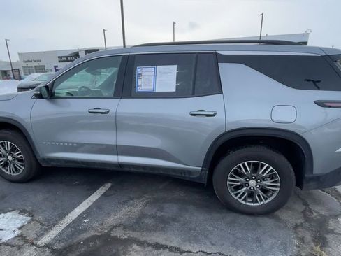 Used 2025 Chevrolet Traverse LT FWD image 7