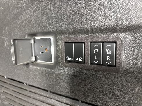 Used 2023 Chevrolet Suburban Premier image 42