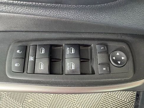 Used 2019 Jeep Cherokee Latitude Plus w/ Cold Weather Group AWD/4WD image 17