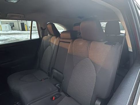 Used 2024 Toyota Highlander LE image 28