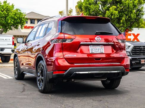 Used 2018 Nissan Rogue SV w/ Premium Package FWD image 10