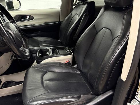 Used 2020 Chrysler Pacifica Touring-L FWD image 37