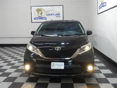 Used 2017 Toyota Sienna SE Premium image 2