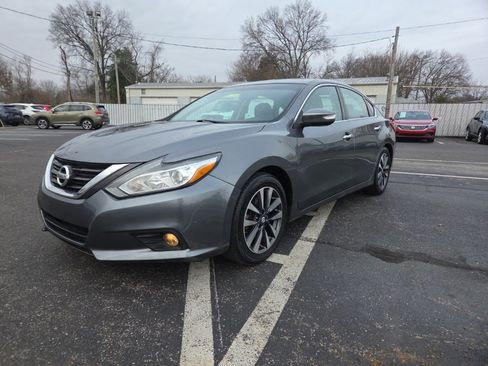 Used 2016 Nissan Altima 2.5 SL w/ 2.5 Technology Package image 2