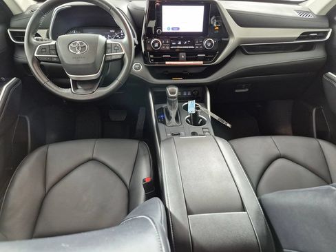 Used 2025 Toyota Highlander XLE AWD/4WD image 23