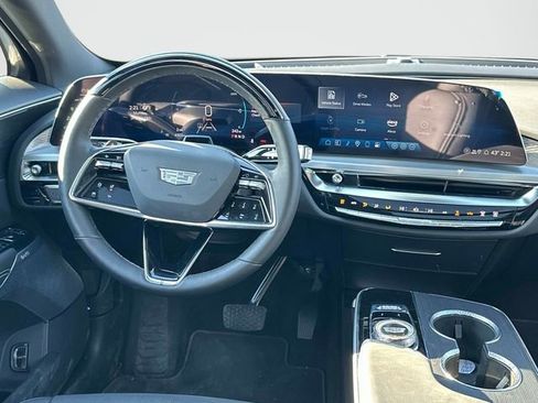 Used 2025 Cadillac Lyriq Luxury image 2