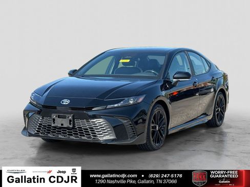 Used 2025 Toyota Camry SE FWD image 1