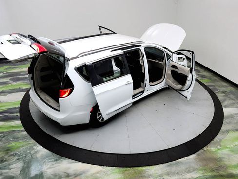 Used 2020 Chrysler Pacifica Touring-L Plus FWD image 39
