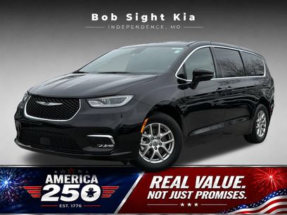 Used 2025 Chrysler Pacifica Select