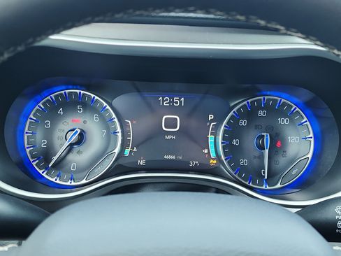 Used 2024 Chrysler Pacifica Touring-L image 23