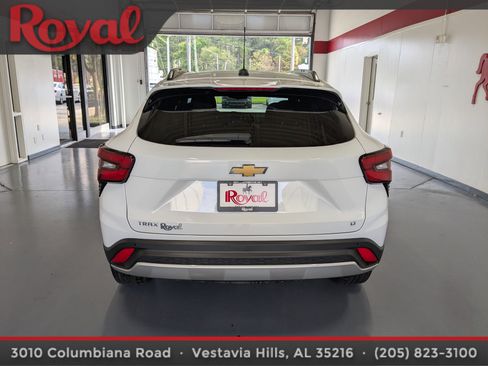 Used 2024 Chevrolet Trax LT w/ Driver Confidence Package image 3