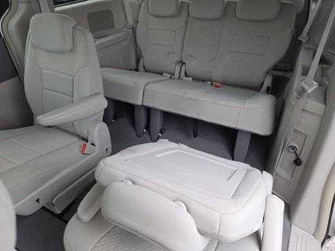 Used 2008 Chrysler Town & Country LX FWD image 12