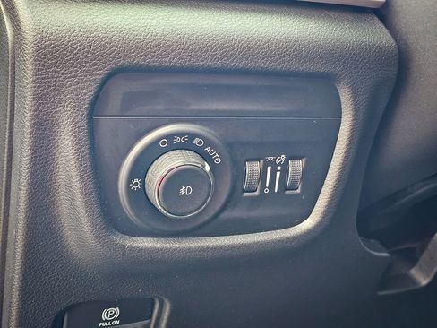 Used 2023 Jeep Grand Cherokee Limited w/ Black Appearance Package image 14