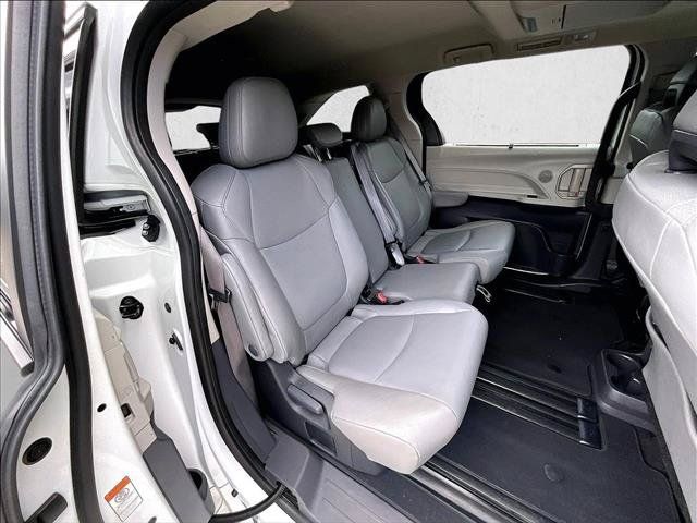 Used 2024 Toyota Sienna XLE w/ XLE Plus Package FWD image 29
