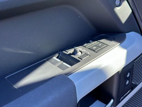 Used 2023 Land Rover Defender 90 S image 17