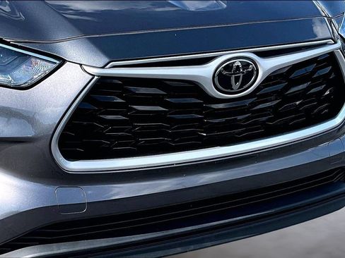 Used 2021 Toyota Highlander XLE AWD/4WD image 29