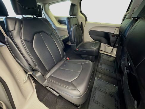 Used 2023 Chrysler Pacifica Touring-L FWD image 15