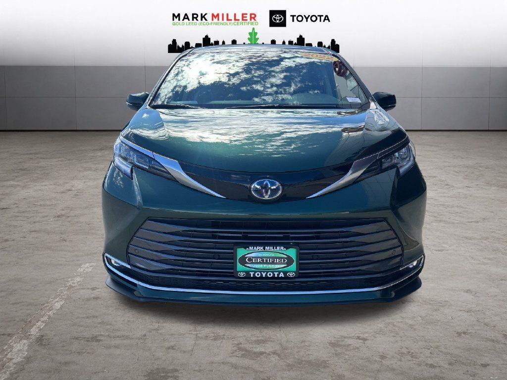 Certified 2022 Toyota Sienna Limited AWD/4WD image 9