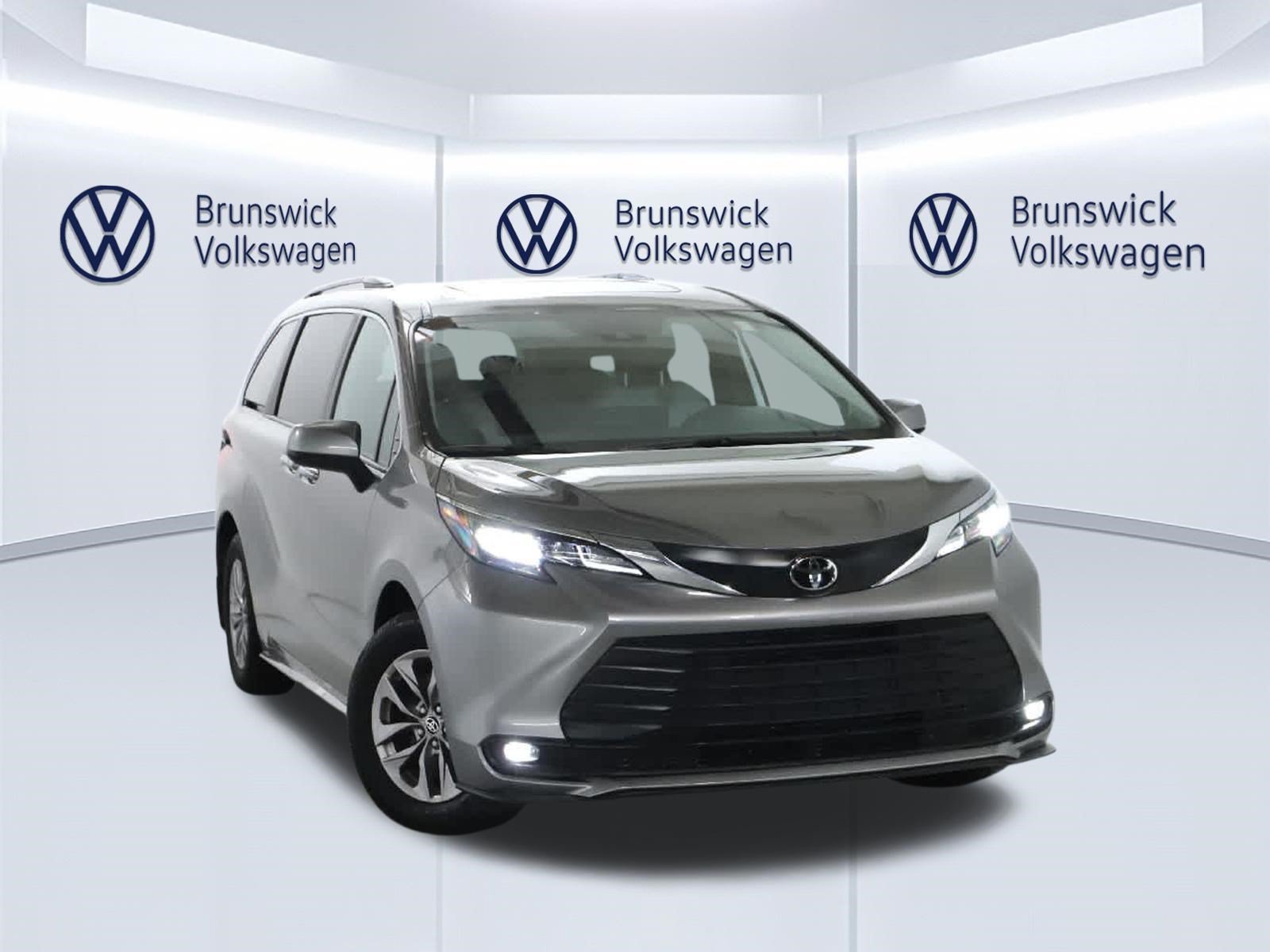Used 2026 Toyota Sienna XLE AWD/4WD image 2