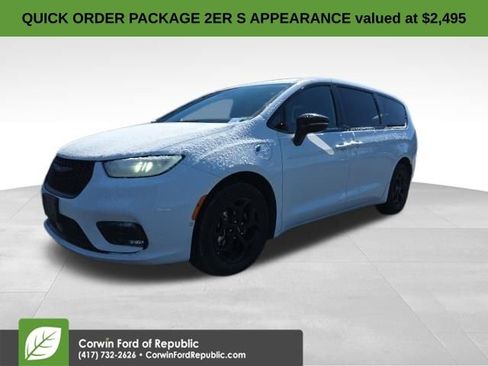 Used 2024 Chrysler Pacifica Select image 1