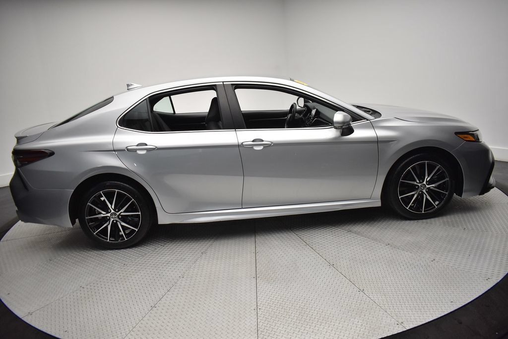Used 2023 Toyota Camry SE FWD image 4