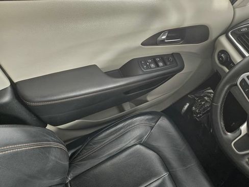 Used 2019 Chrysler Pacifica Touring-L Plus w/ Tire & Wheel Group FWD image 31