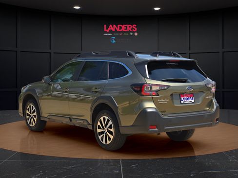 Used 2025 Subaru Outback Premium AWD/4WD image 2