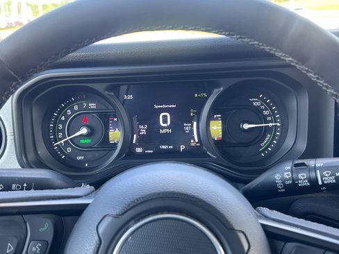 Used 2025 Jeep Wrangler Willys image 22