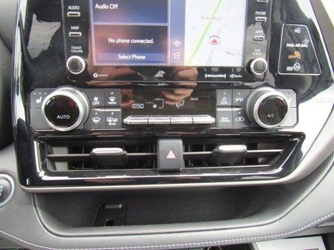Used 2021 Toyota Highlander XLE AWD/4WD image 21