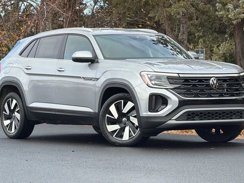 Used 2024 Volkswagen Atlas Cross Sport SE image 2