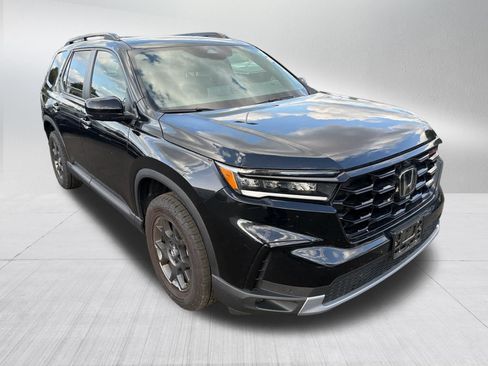 Used 2025 Honda Pilot TrailSport image 5