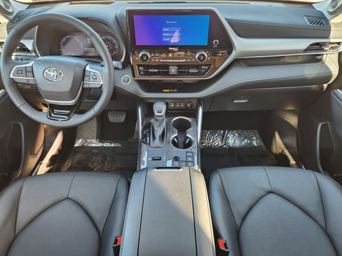 Used 2025 Toyota Highlander Platinum image 34