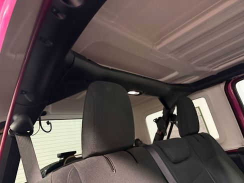 Used 2024 Jeep Wrangler Unlimited Sahara w/ Technology Group AWD/4WD image 15