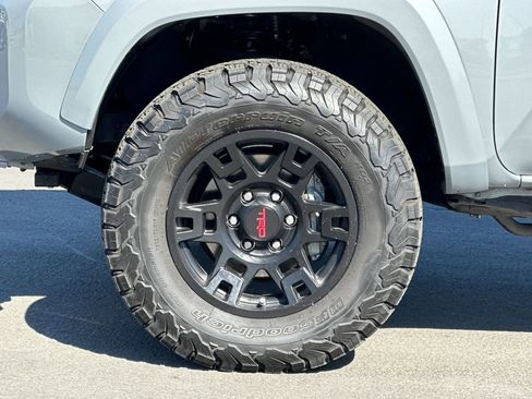 Used 2020 Toyota Tacoma TRD Sport w/ Technology Package AWD/4WD image 23