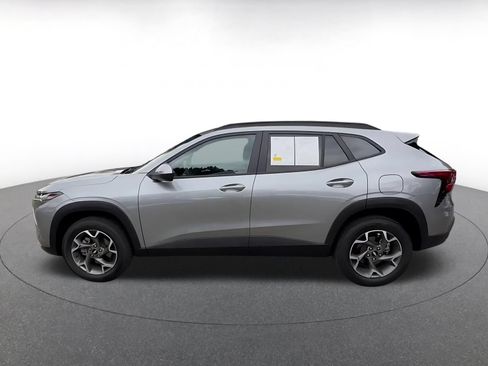 Used 2025 Chevrolet Trax LT FWD image 9