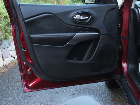 Used 2019 Jeep Cherokee Latitude w/ Cold Weather Group image 12