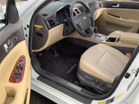 Used 2012 Hyundai Genesis 3.8 w/ Premium Pkg RWD image 11