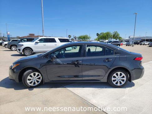 Used 2026 Toyota Corolla LE image 4