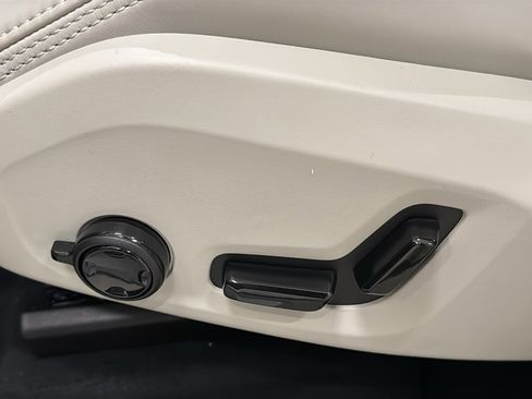 New 2026 Volvo XC60 B5 Ultra w/ Climate Package image 24