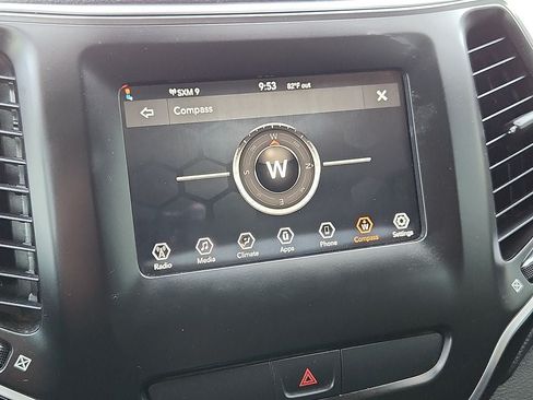 Used 2019 Jeep Cherokee Latitude w/ Popular Appearance Group FWD image 23