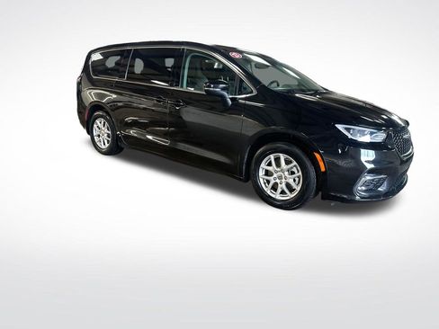 Used 2023 Chrysler Pacifica Touring-L FWD image 8